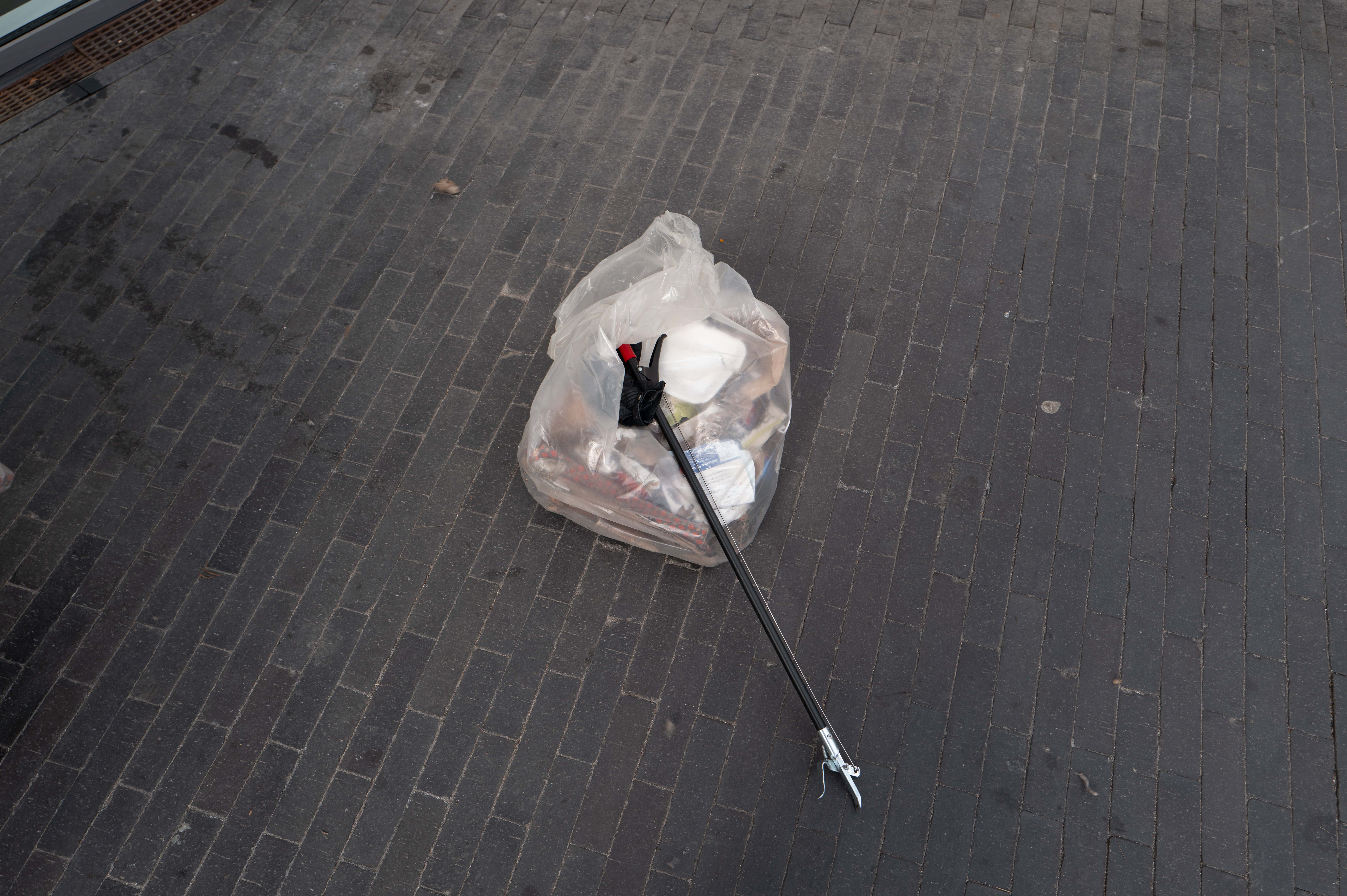 Skraldepose og skraldetang efter endt arbejdsdag for StreetPeople