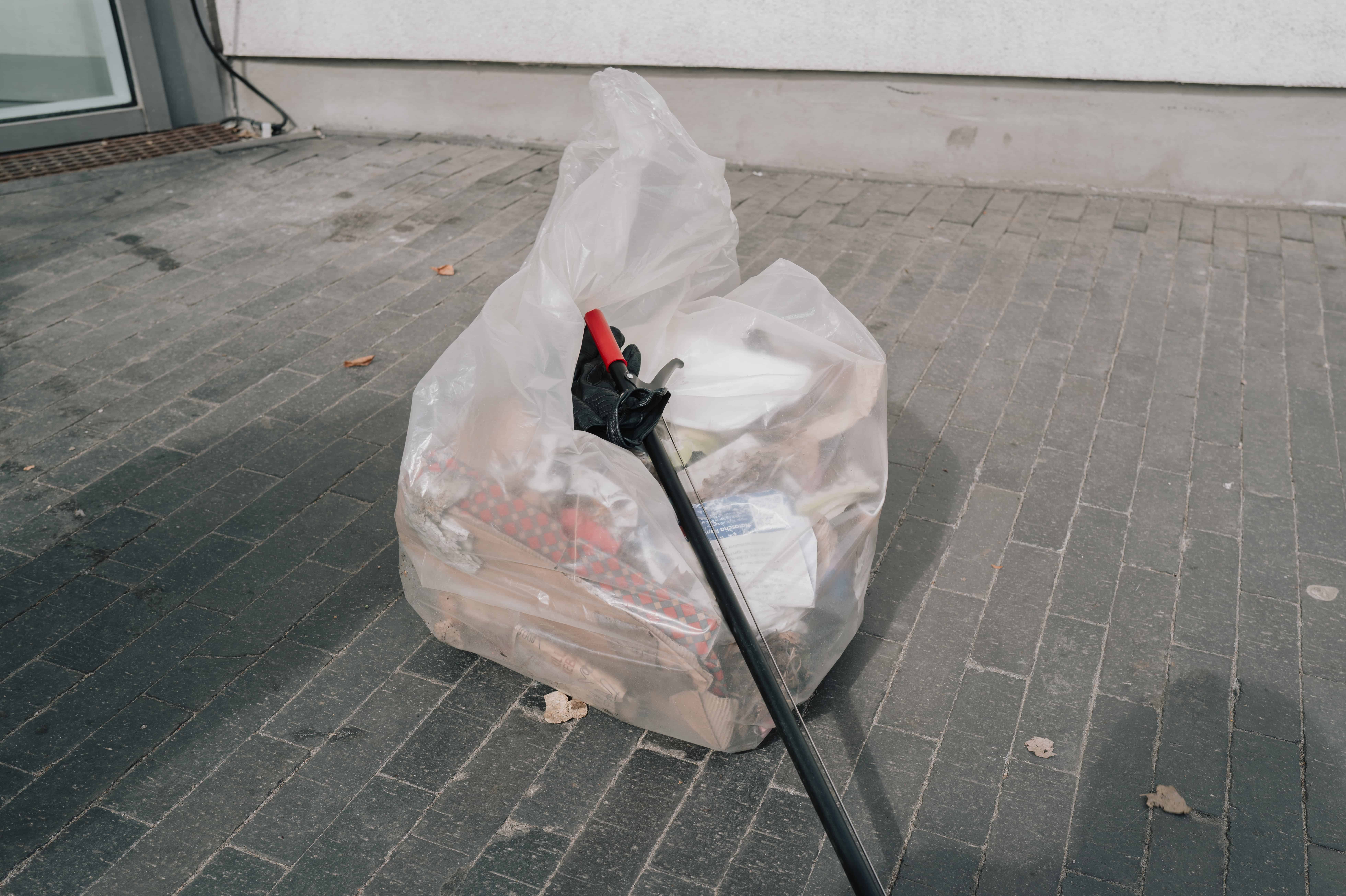 Stor skraldepose fyldt af StreetPeople efter endt arbejdsdag