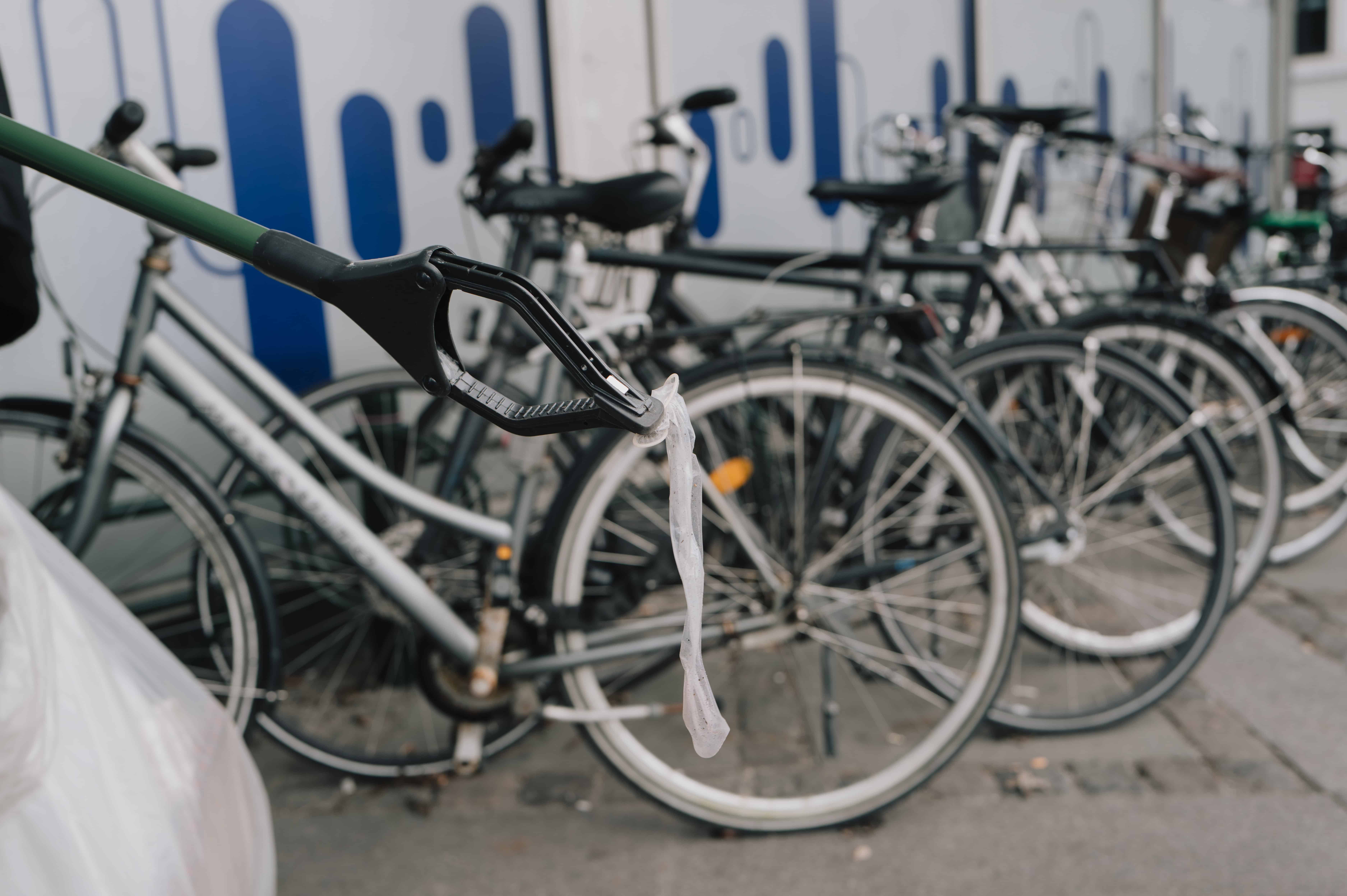 Skraldetang fra StreetPeople ved cykelstativer i København