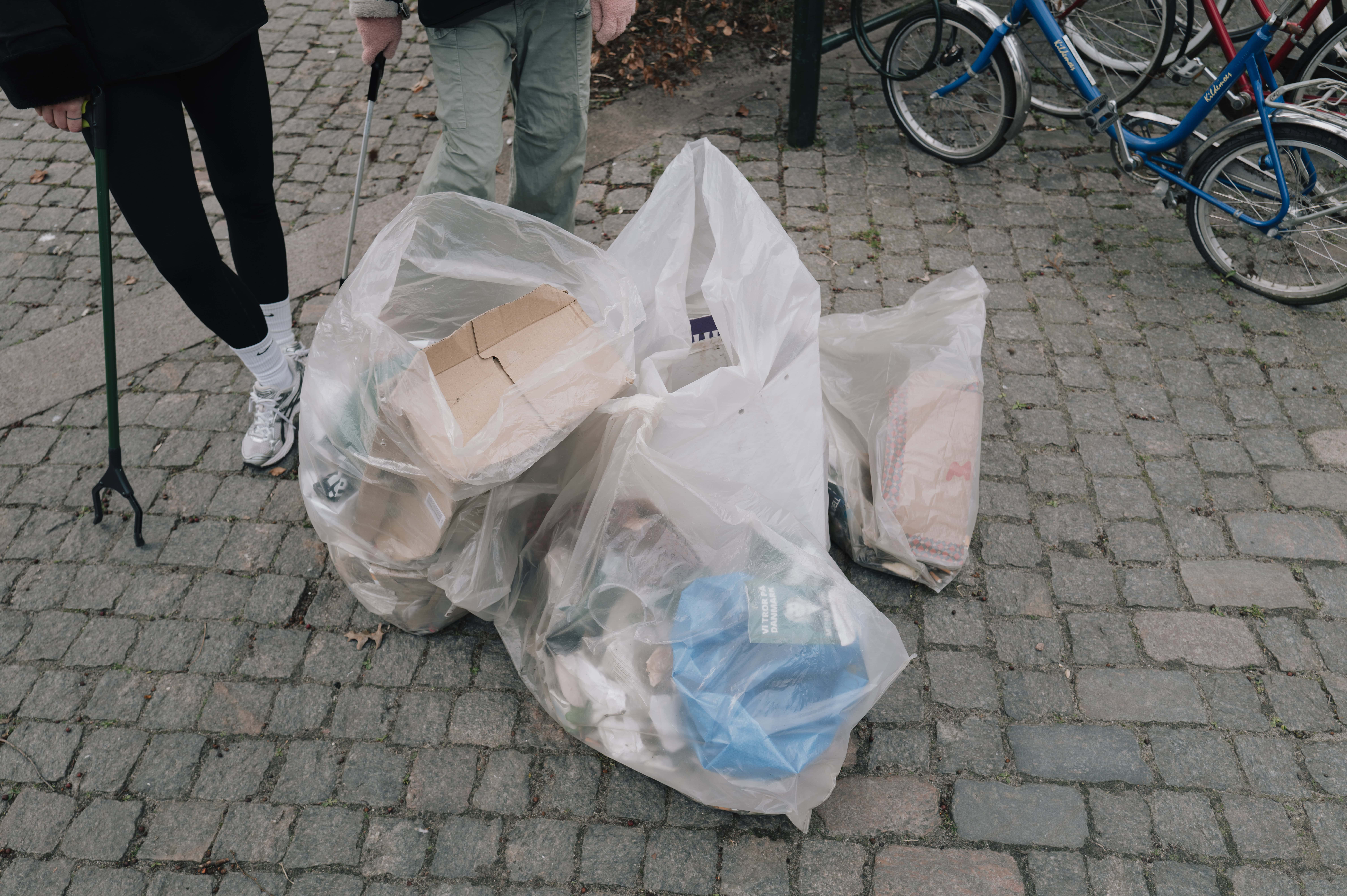 Skrald samlet ind af StreetPeople på Københavns brosten
